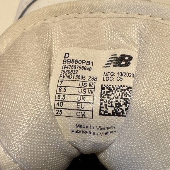 New Balance 550 Triple White Leather Sneakers (Men's 7 / Women's 8.5) - Picture 12 of 12